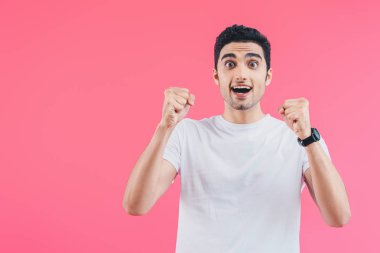 tezahürat ve pink izole Evet jest gösterilen şaşırmış mutlu yakışıklı adam