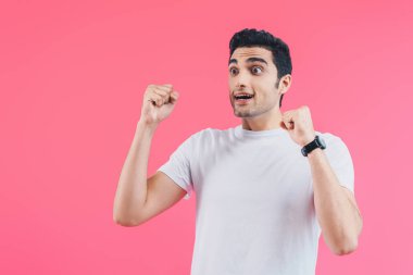 Evet jest Pink izole gösterilen şok yakışıklı adam
