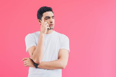 kafa dokunmaktan ve dış saha üzerinde izole pembe seyir dalgın yakışıklı adam