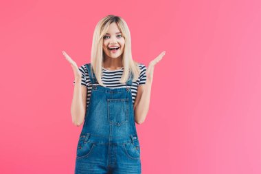 Genel olarak el hareketi ve pink izole kamera bakarak denim mutlu güzel kız