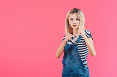 güzel kız yumruk ile bulunduğu denim genel pink izole mücadelede ayakta