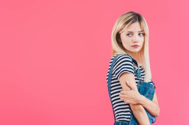 denim genel üzgün kız kendini sarılma ve uzağa arıyorsunuz pink izole