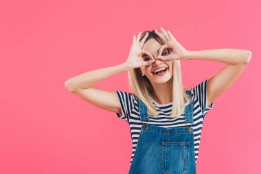 denim pink izole gözlük jest gösterilen genel neşeli güzel kız