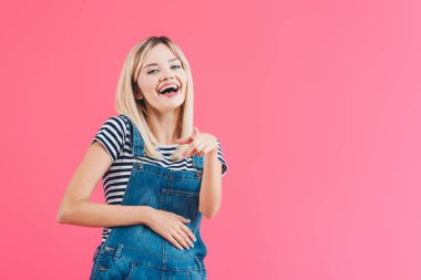 Genel olarak pink izole kamera işaret denim gülen kız
