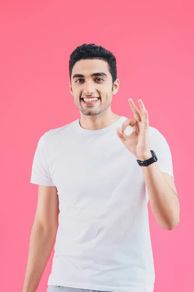 Homem Bonito Feliz Mostrando Gesto Isolado Rosa — Fotografia de Stock