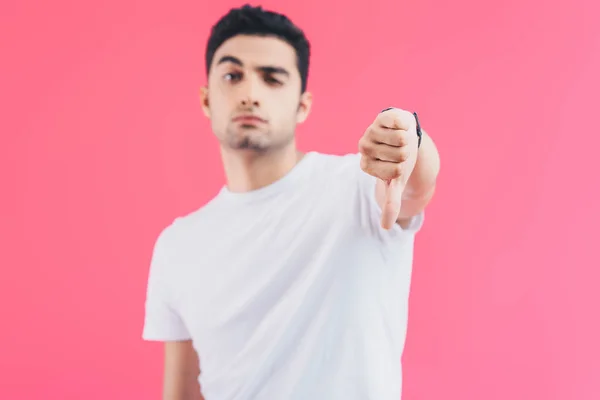 Mugriento Hombre Guapo Mostrando Pulgar Hacia Abajo Aislado Rosa —  Fotos de Stock