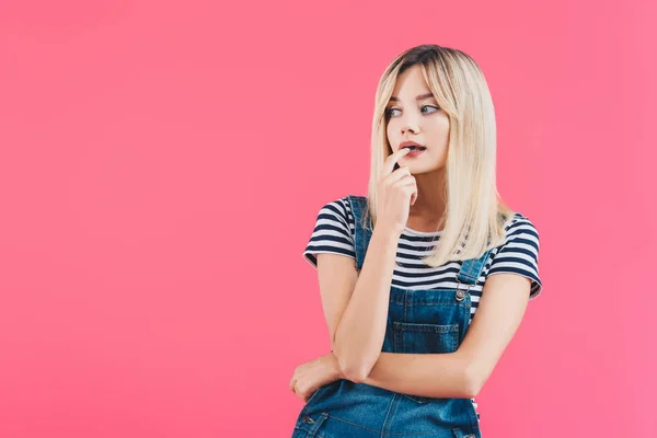 Menina Bonita Pensativa Denim Total Tocando Lábios Olhando Para Longe — Fotografia de Stock