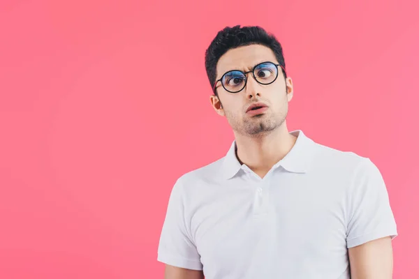 Schöner Mann Mit Brille Grimmig Isoliert Auf Rosa — Stockfoto