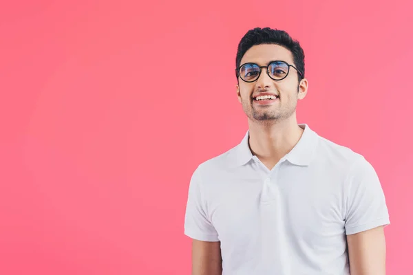 Sorrindo Bonito Homem Olhando Para Câmera Isolada Rosa — Fotografia de Stock