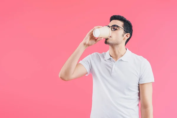 Bell Uomo Occhi Chiusi Che Beve Caffè Andare Isolato Sul — Foto stock gratuita