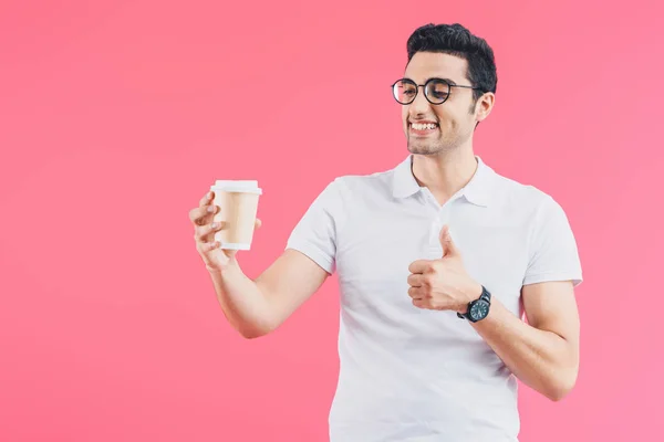 Gelukkig Knap Man Kijken Naar Koffie Papier Beker Tonen Van — Gratis stockfoto