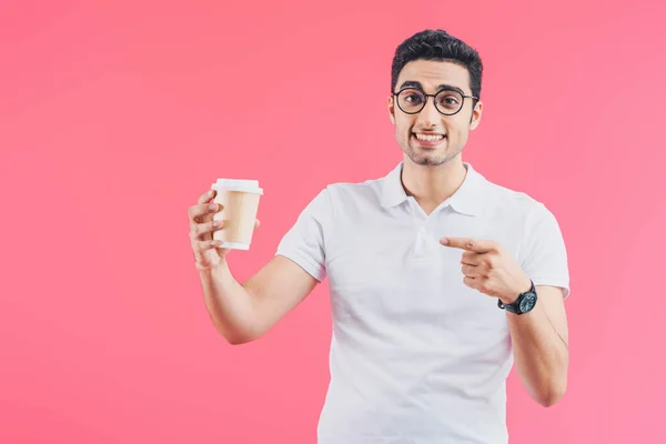 Homem Bonito Feliz Apontando Copo Café Descartável Isolado Rosa — Fotografia de Stock