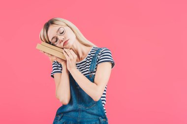 pink izole gözlük kitaplarla Uyuyan Genç öğrenci portresi