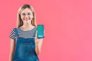 pink izole heyecan logosu ile smartphone gösteren gözlük gülümseyen kadın portresi