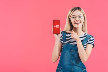 pink izole youtube işareti ile smartphone vasıl işaret gözlük gülümseyen kadın portresi