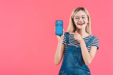 pink izole skype logosu ile smartphone vasıl işaret gözlük gülümseyen kadın portresi