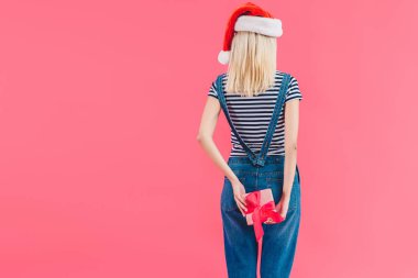 Dikiz santa claus şapka hediye izole pembe üzerinde tutan kadın