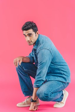 şık adam pembe arka plan poz