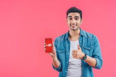 mutlu genç adam yukarı hareket yapıyor ve akıllı telefon pink izole youtube Web sitesi ile gösterilen
