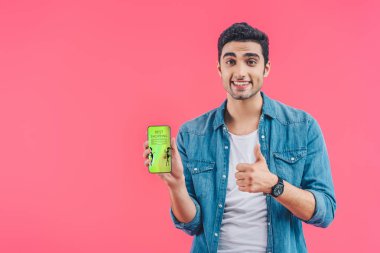 yukarı hareket yapıyor ve en iyi alışveriş pink izole smartphone gösterilen genç adam gülümseyen