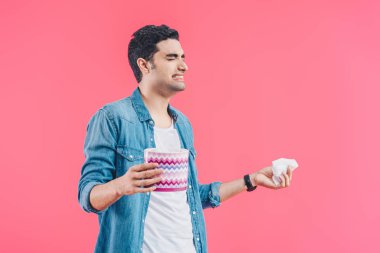 duygusal genç adam ağlıyor ve pink izole eller tarafından el hareketi doku kutusu