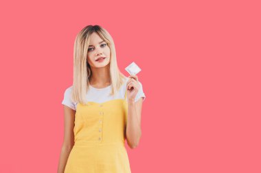 Pink izole prezervatif tutan genç şık kadın