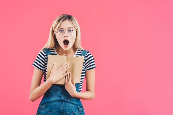 Ritratto Donna Scioccata Negli Occhiali Con Libro Isolato Rosa — Foto Stock