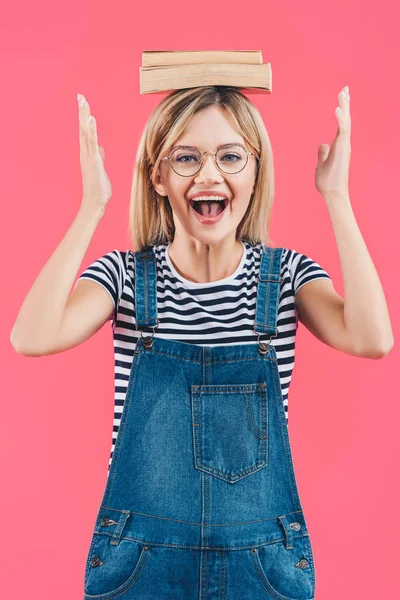 Retrato Joven Estudiante Feliz Gafas Con Libros Cabeza Aislado Rosa — Foto de stock gratis