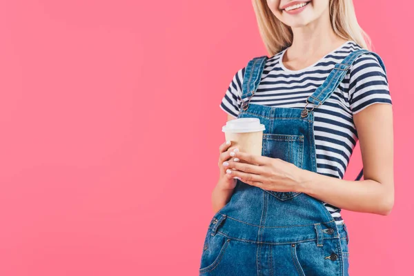 Recortado Tiro Mujer Con Café Para Aislado Rosa — Foto de stock gratis