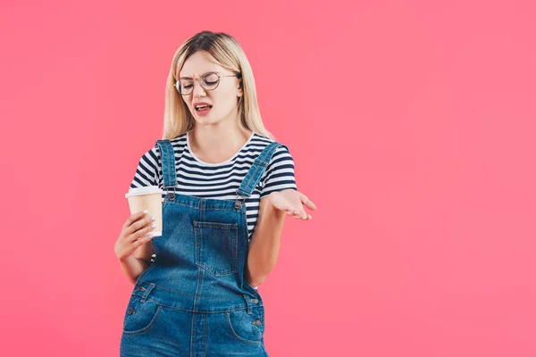 Retrato Mujer Joven Emocional Con Café Para Aislado Rosa — Foto de Stock