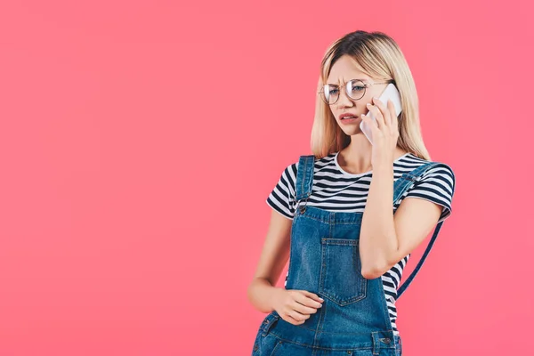 Портрет Эмоциональной Женщины Очках Разговаривающей Смартфоне Изолированный Розовом — Бесплатное стоковое фото
