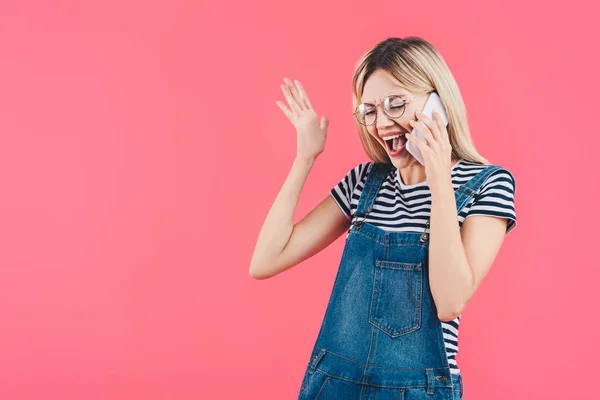 Retrato Mujer Joven Emocional Hablando Teléfono Inteligente Aislado Rosa — Foto de stock gratis