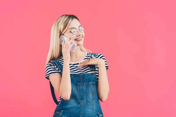 Portret Van Jonge Lachende Vrouw Praten Smartphone Geïsoleerd Roze — Gratis stockfoto