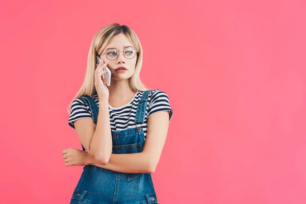 Portret Van Jonge Peinzende Vrouw Praten Smartphone Geïsoleerd Roze — Gratis stockfoto