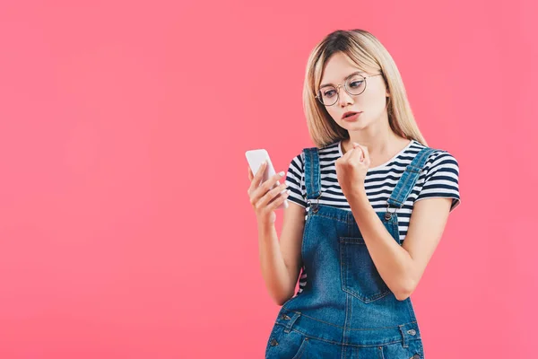 Ritratto Giovane Donna Che Mostra Pugno Allo Smartphone Isolato Rosa — Foto Stock