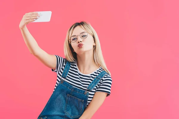 Retrato Jovem Com Rosto Pato Tirando Selfie Smartphone Isolado Rosa — Fotografia de Stock