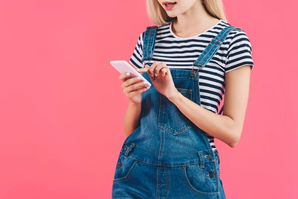 Gedeeltelijke Weergave Van Vrouw Met Behulp Van Smartphone Geïsoleerd Roze — Stockfoto