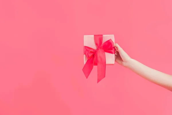 Recortado Tiro Mujer Sosteniendo Regalo Aislado Rosa — Foto de Stock