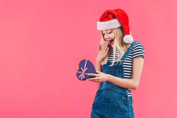 Pink Izole Kalp Şeklinde Hediye Ile Noel Baba Şapkalı Heyecanlı — Ücretsiz Stok Fotoğraf