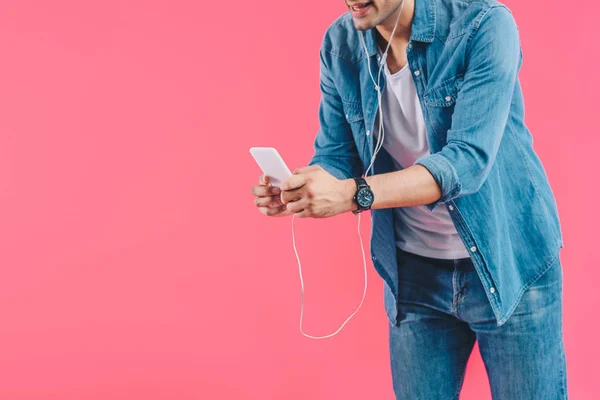 Частковий Вигляд Людини Навушниках Смартфоном Ізольовано Рожевому — стокове фото