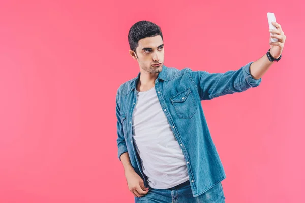 Retrato Joven Tomando Selfie Teléfono Inteligente Aislado Rosa — Foto de Stock