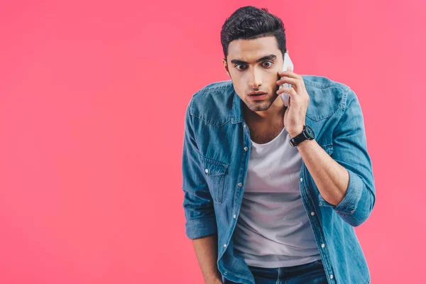 Retrato Del Hombre Sorprendido Hablando Teléfono Inteligente Aislado Rosa —  Fotos de Stock