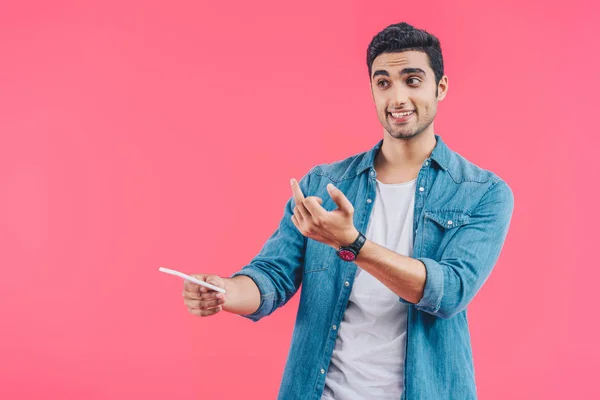 Portret Van Man Met Smartphone Toont Middelvinger Geïsoleerd Roze — Stockfoto