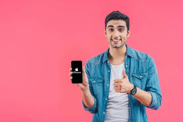 Szczęśliwy Młody Człowiek Robi Kciuk Gest Pokazywanie Smartfona Iphone Różowym — Zdjęcie stockowe