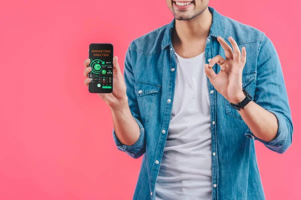 Vista Parcial Joven Haciendo Signo Mostrando Teléfono Inteligente Con Análisis — Foto de Stock