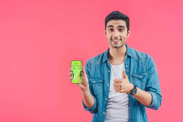 Sorrindo Jovem Fazendo Gesto Polegar Para Cima Mostrando Smartphone Com — Fotografia de Stock