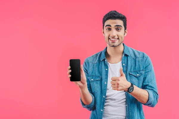 Pemuda Tersenyum Melakukan Gerakan Jempol Dan Menunjukkan Smartphone Dengan Layar — Stok Foto