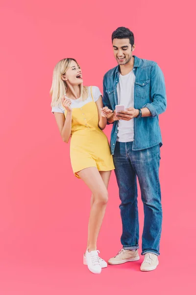 Cheerful Young Man Showing Smartphone Laughing Girlfriend Isolated Pink — Stock Photo, Image