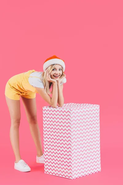 Sorrindo Jovem Mulher Chapéu Natal Com Grande Caixa Presente Isolado — Fotos gratuitas