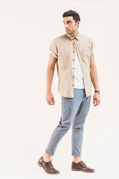 Bonito Elegante Homem Camisa Posando Olhando Para Longe Isolado Bege — Fotografia de Stock